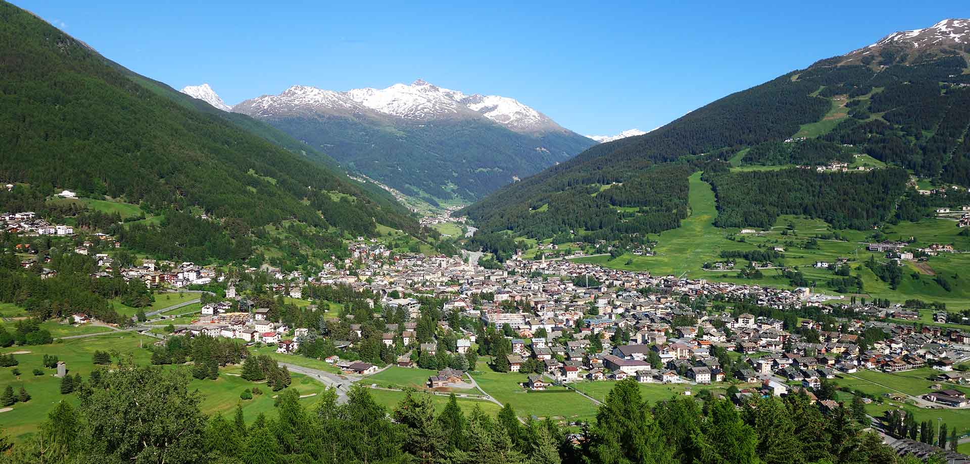 Vista delle montagne dalla finestra della baita